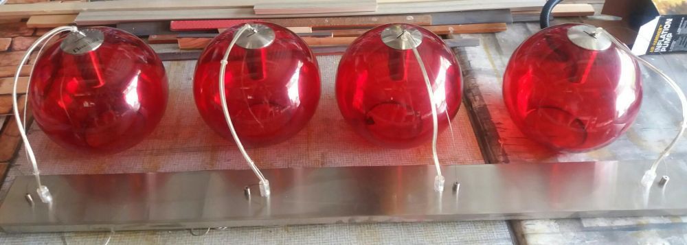 Lampa 4 bomby czerwone na srebrnej "taśmie"