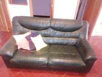 Mesa de sala c/6 cadeiras e sofás em pele
