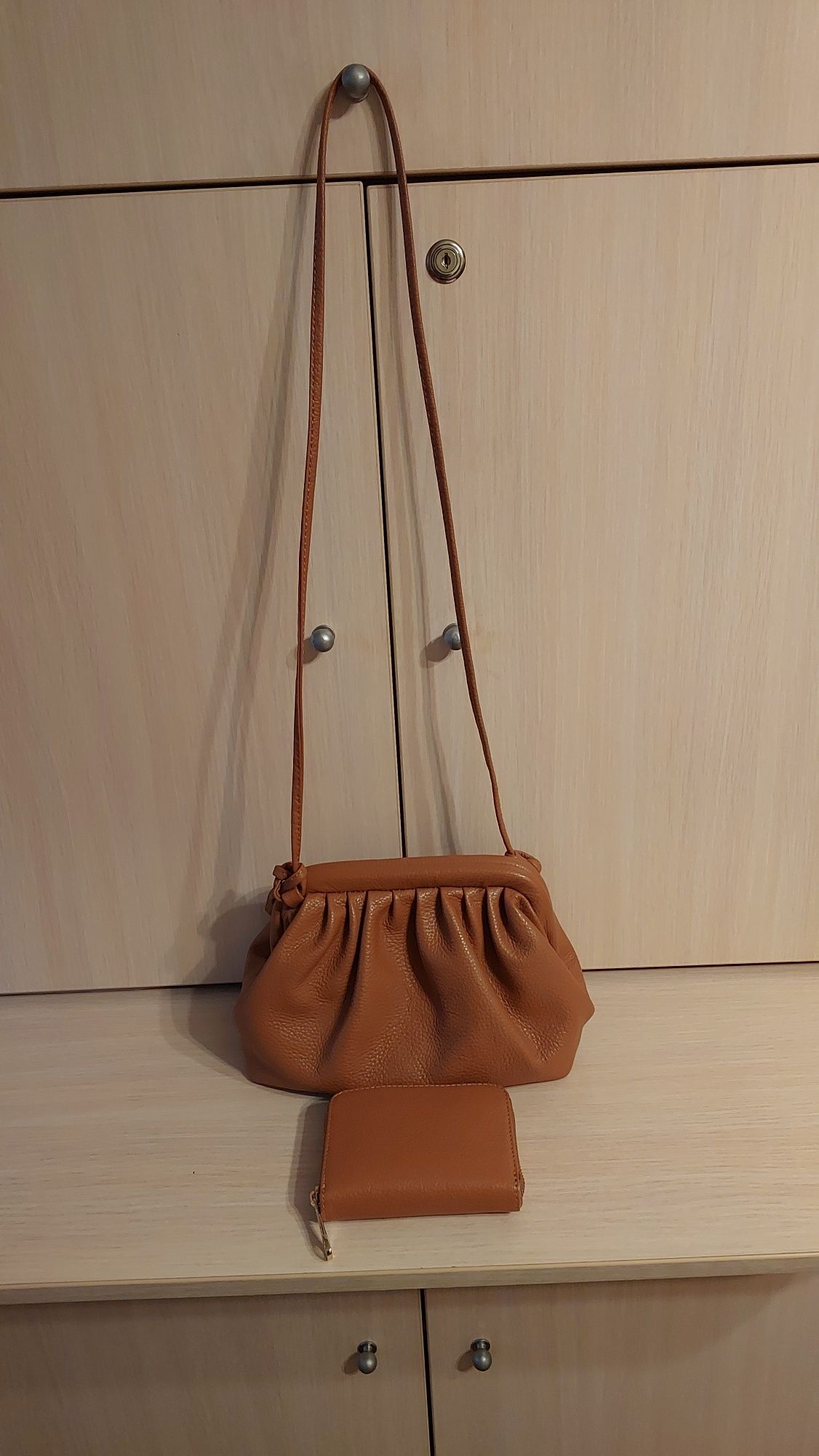 Продам коричневую кожаную итальянскую сумку с кошельком
