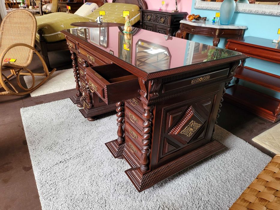 Fantástica secretária antiga em madeira maciça com gavetas em