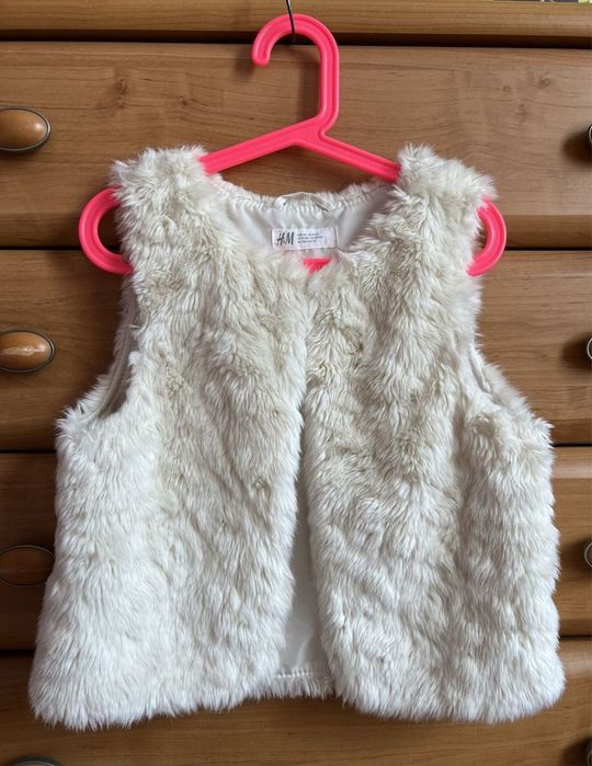 Світла коротка мехова жилетка H&M на дівчинку 9-10Y (140cm)