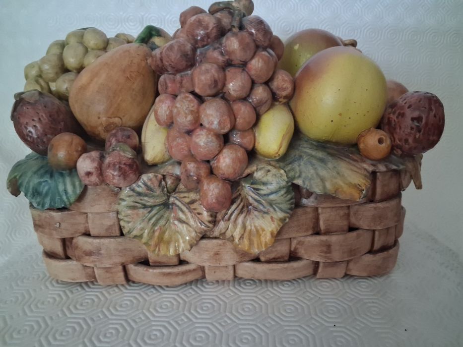 Cesto de fruta em cerâmica antiga