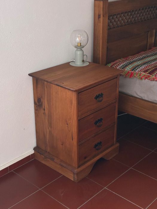 Mesa de cabeceira com 3 gavetas