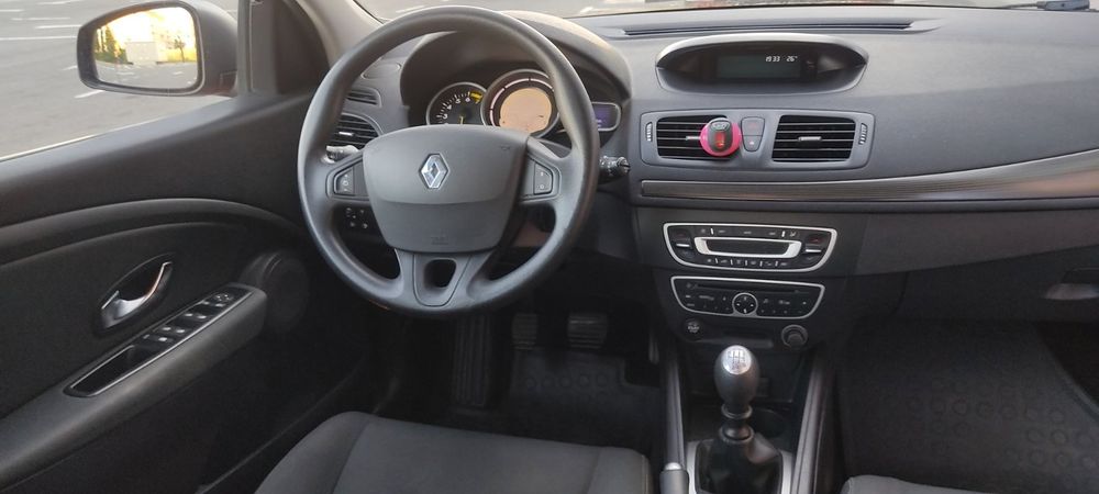 Продам автомобіль Renault Megan 3 червоного кольору