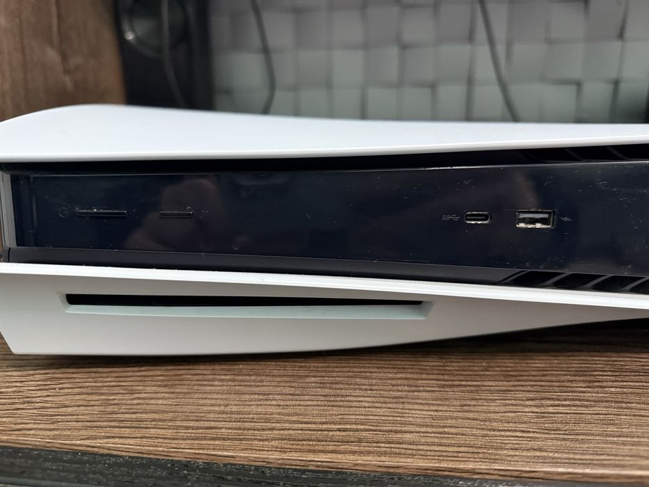 PlayStation 5 z napędem + 2 pady + 2 gry + stacja ładowania + podstawk