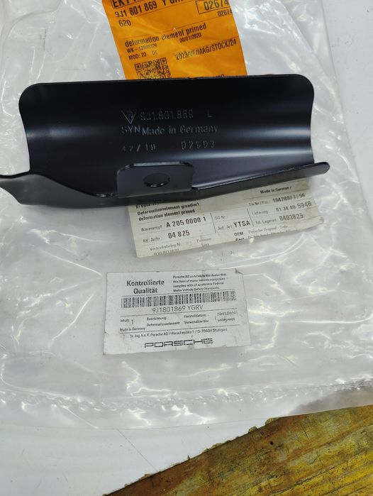 Porsche Taycan кронштейн левого крыла 9j1801869ygrv