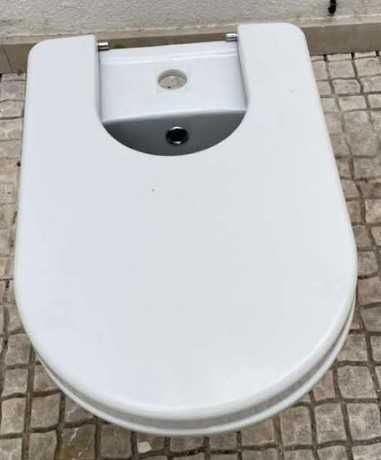 Bidé com tampa e torneira