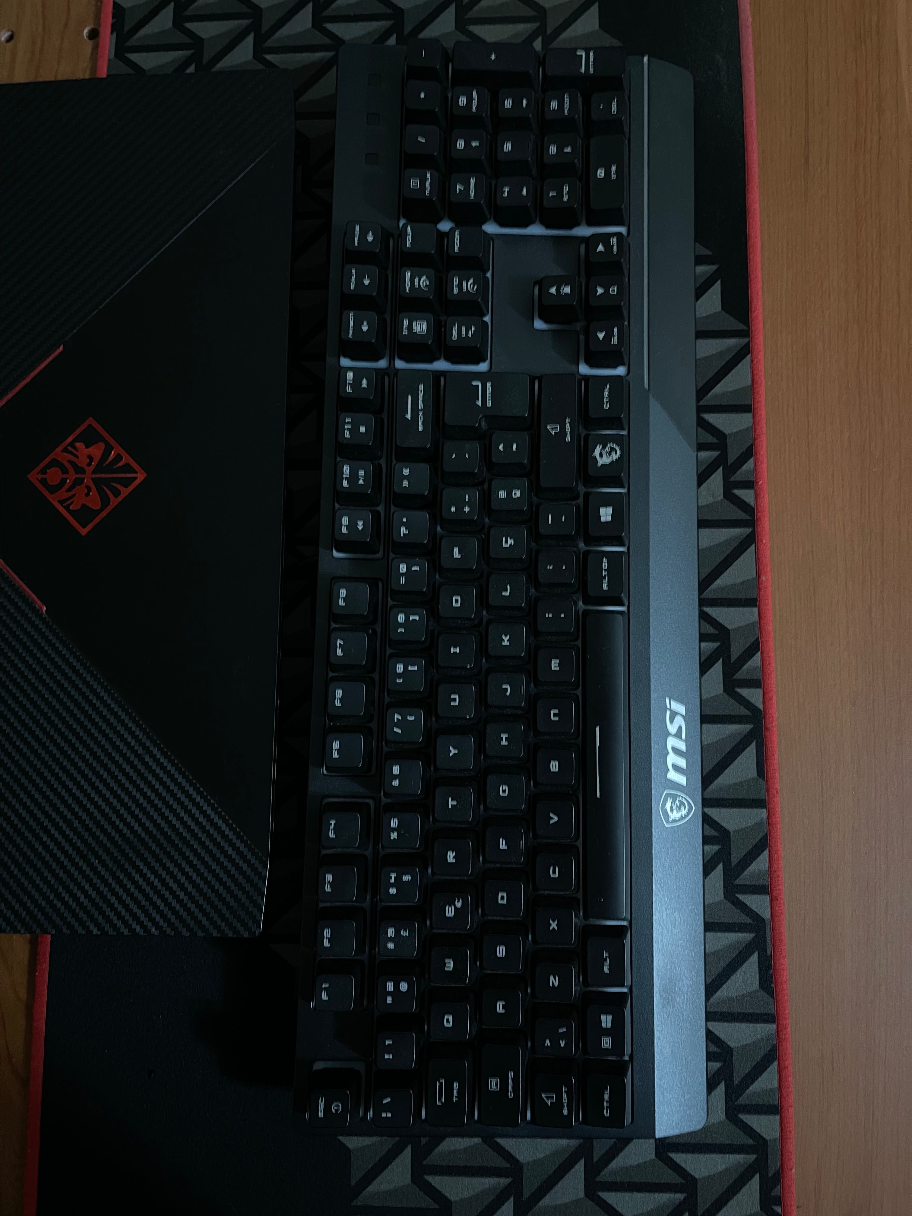 Computador Hp Omen com teclado, tapete e rato