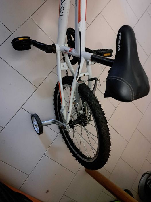 Bicicleta com apoio pedais