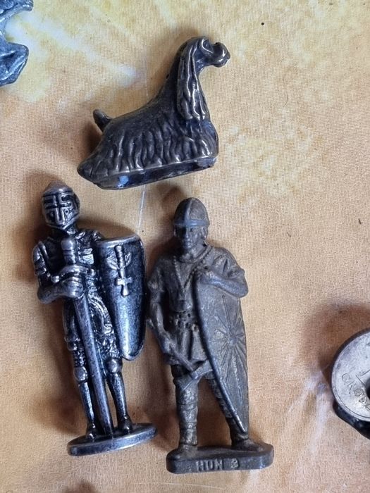 23 metalowe figurki żołnierzyki, król, armata, smok inne