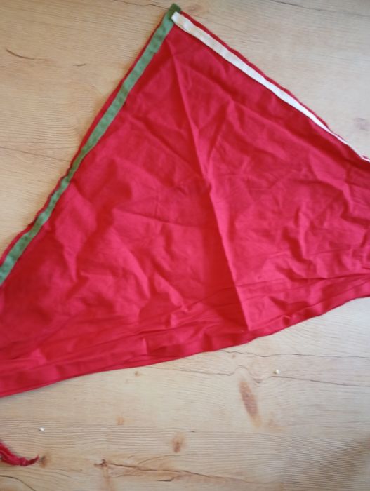 Husta harcerska czerwona , naszyta taśma biała i zielona