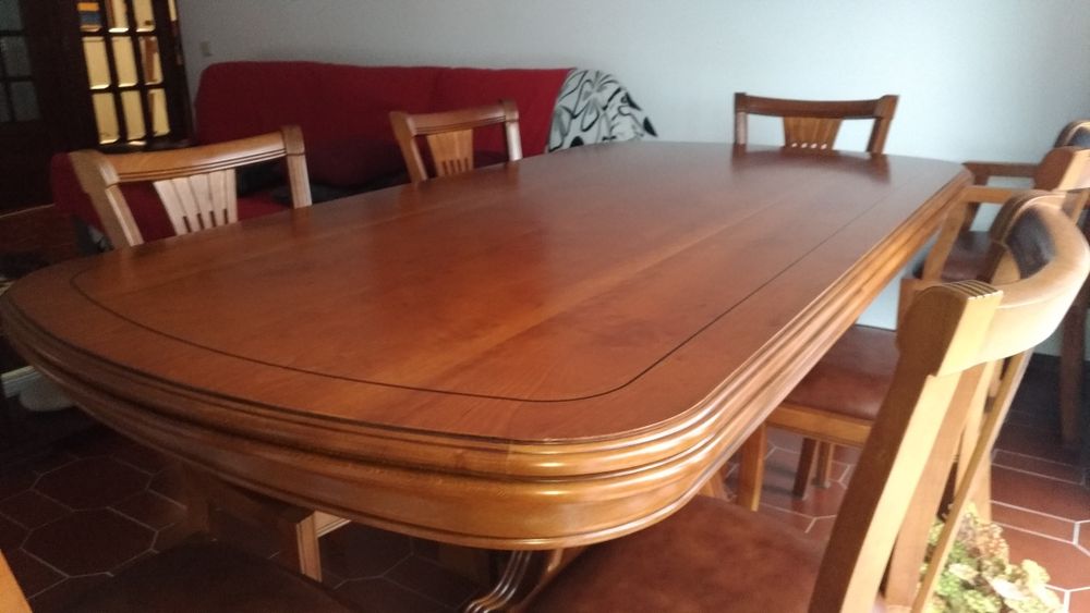 Mesa de sala em madeira de cerejeira  cadeiras.