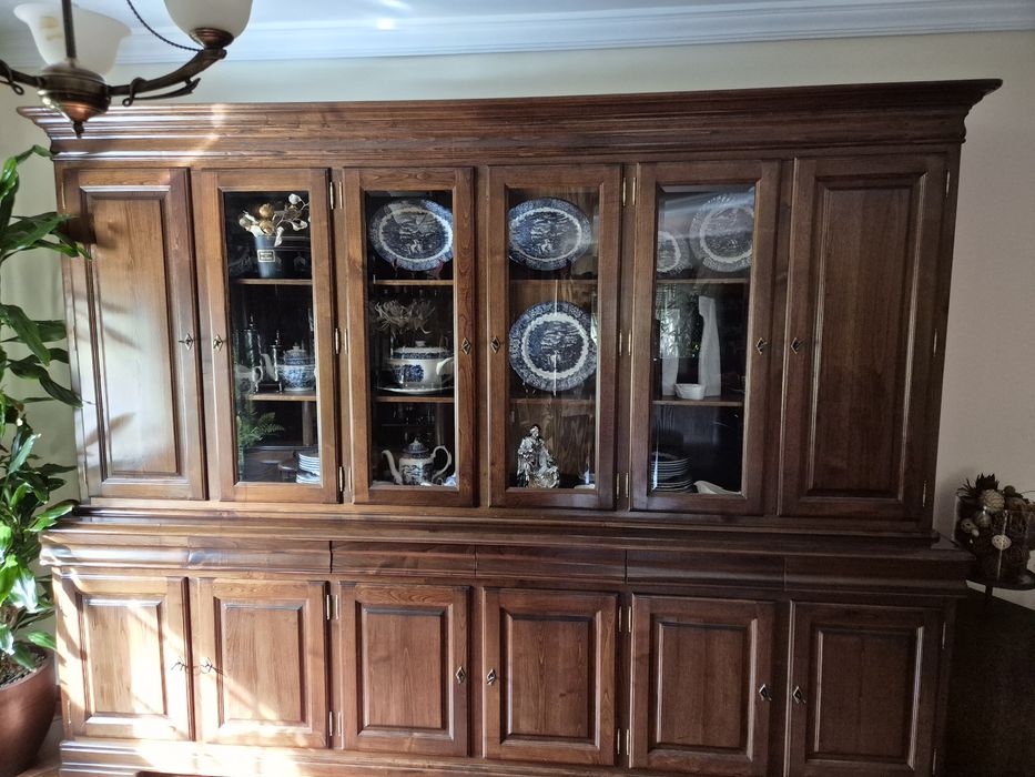 Armário de sala, madeira escura