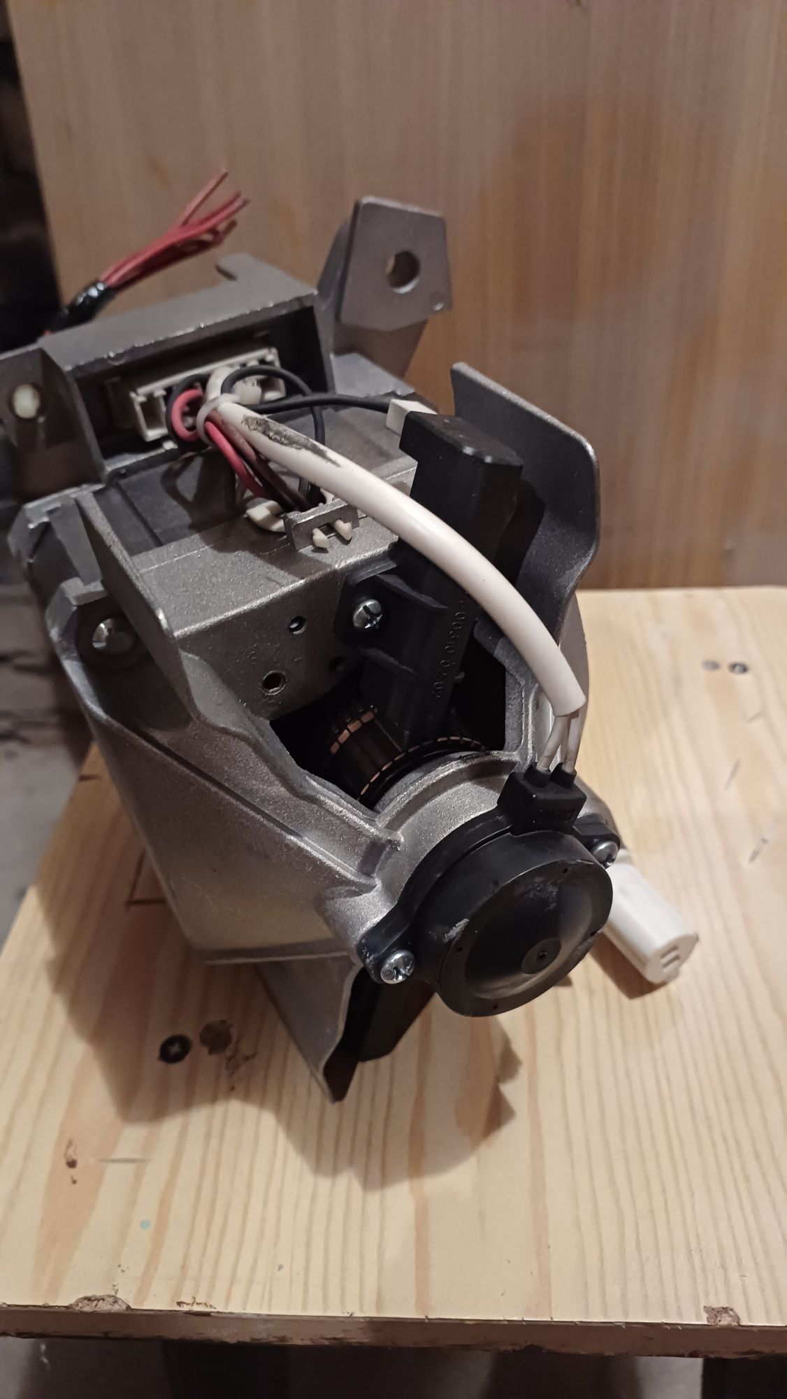 Silnik (Welling) HXGN1L.71 pralki Whirlpool + gratis pasek