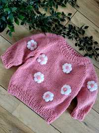 Sweterek ręcznie robiony kwiatki puffki
