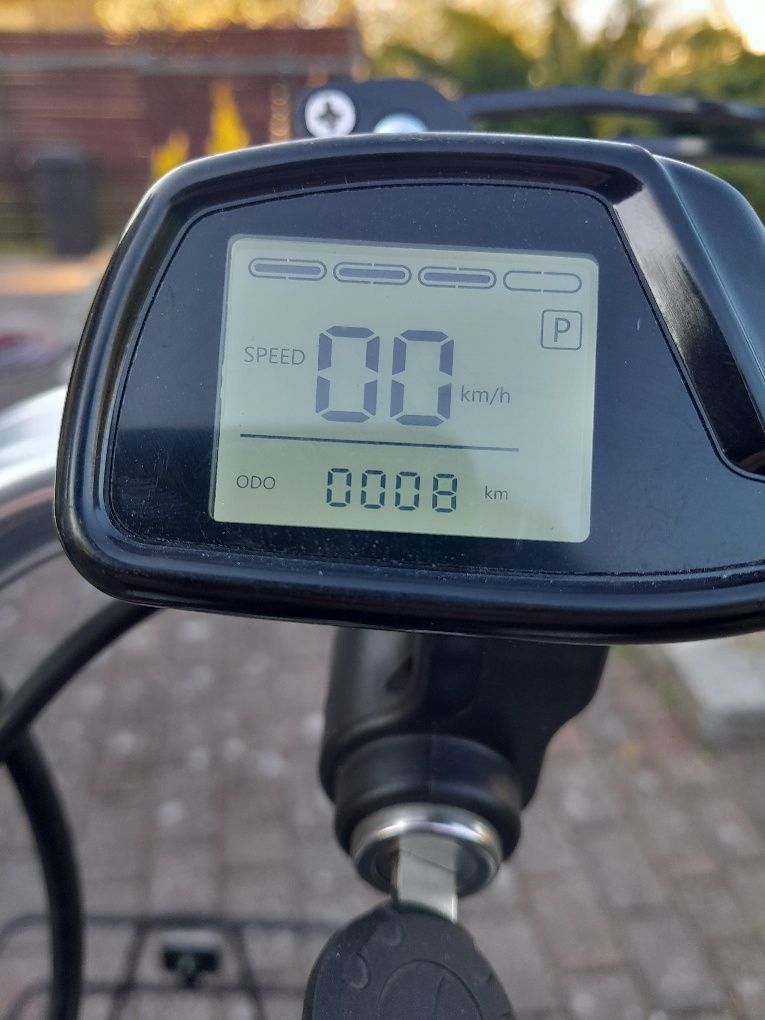 Hulajnoga. Pojazd elektryczny typu hulajnogę. Nowy. Trajka. 3- kołowy.