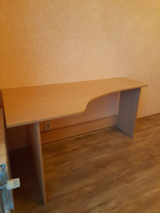 Продам стол. в отличном состоянии 1м 5х0,8