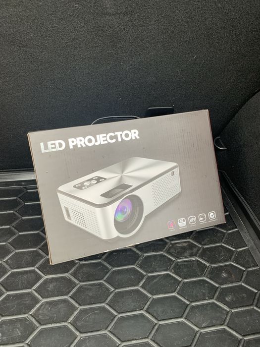 Продам LED проектор (новий / у відмінному стані)