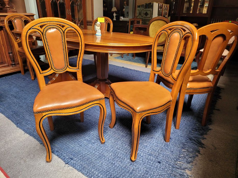 Cadeiras de sala em madeira maciça e pele - Bom est