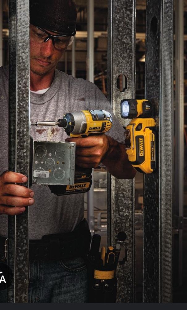 Аккумуляторный LED фонарь DEWALT DCL044 20v