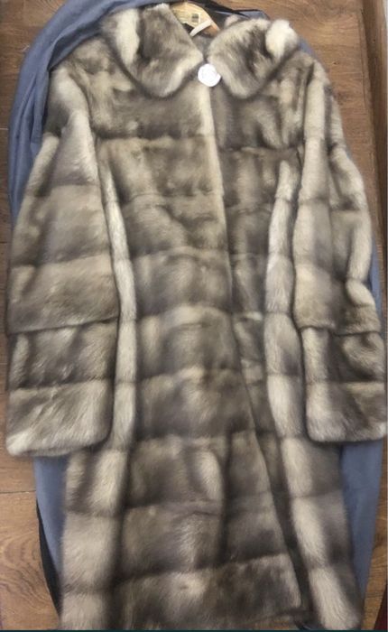 Продам нову норкову шубу,колір колотий лід