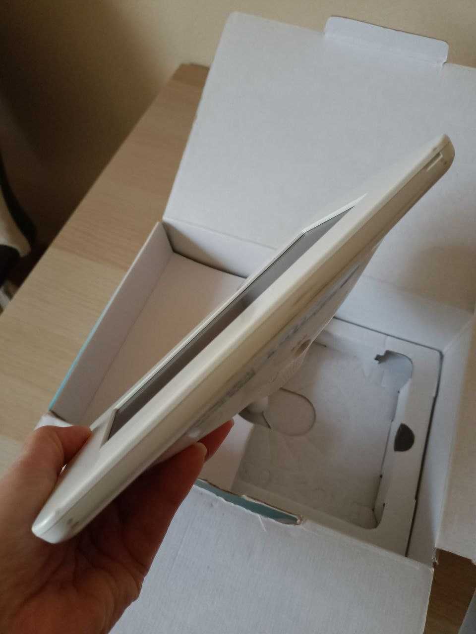 Цифровая фоторамка Samsung LP07 (SPF-71ES) white