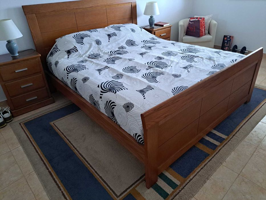 Quarto casal, colchão 195 x 160, comoda, 2 mesas, madeira castanheiro