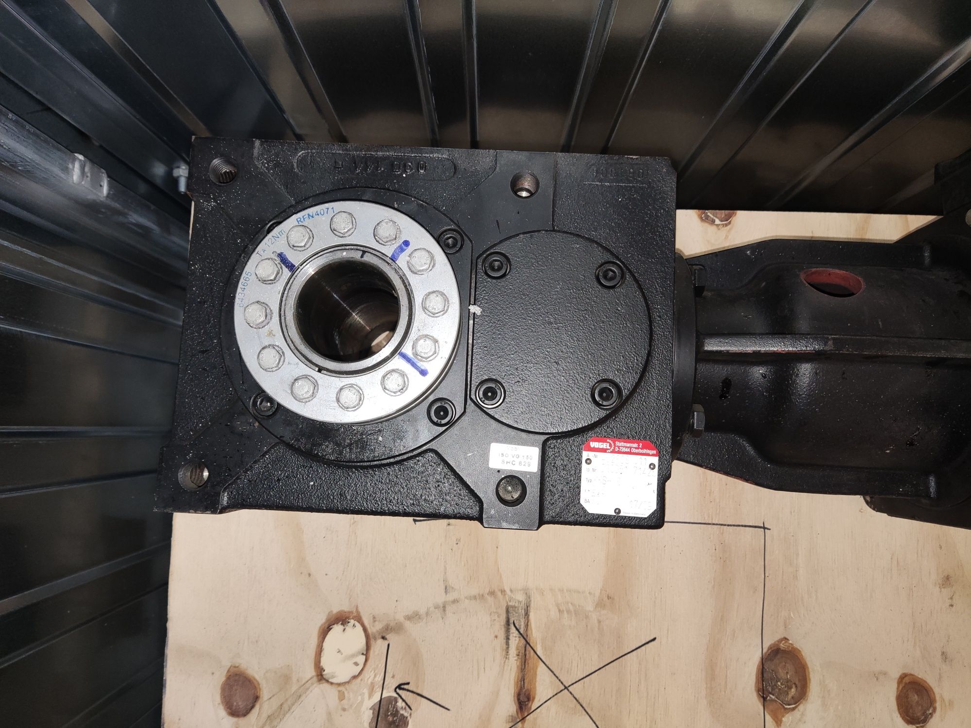 Silnik 13,2kW Servo LENZE MDFKABS100-22, przekładnia VOGEL mksh8 i=9,6