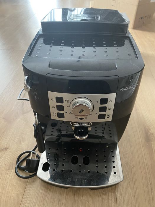 Ekspres ciśnieniowy DELONGHI Magnifica S ECAM22.115.B