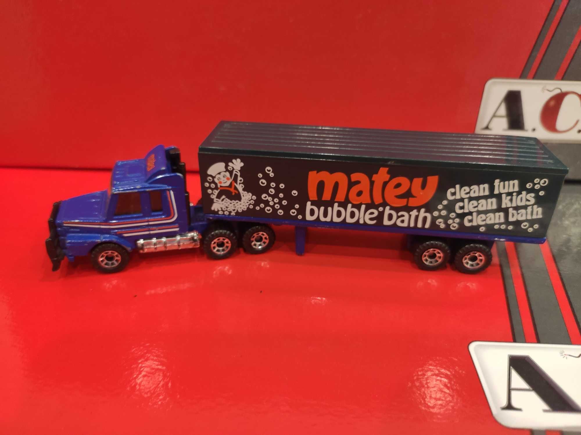 Matchbox Scania z naczepą Matey Convoy