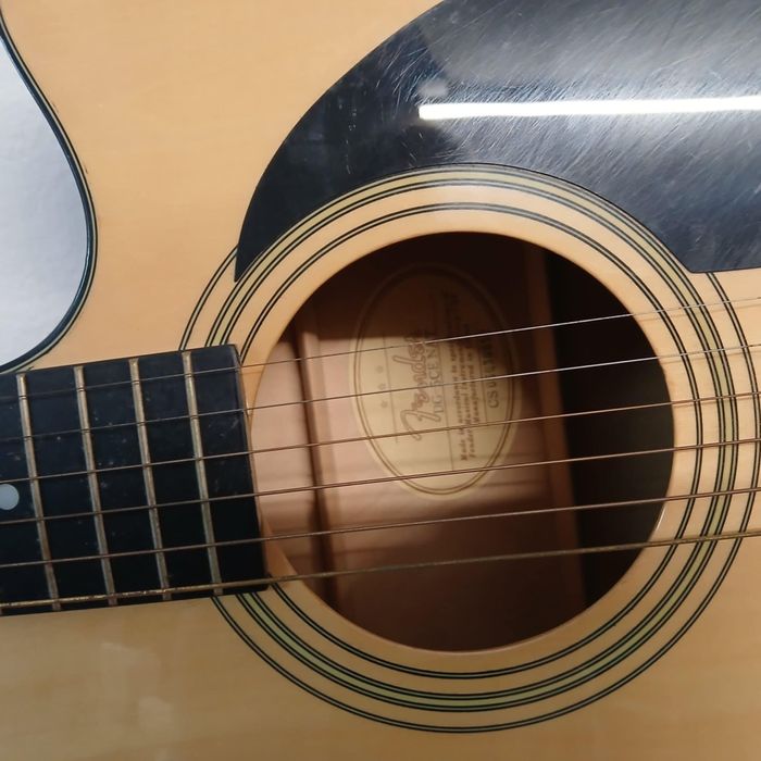Guitarra acústica Fender (ampliação avariada)