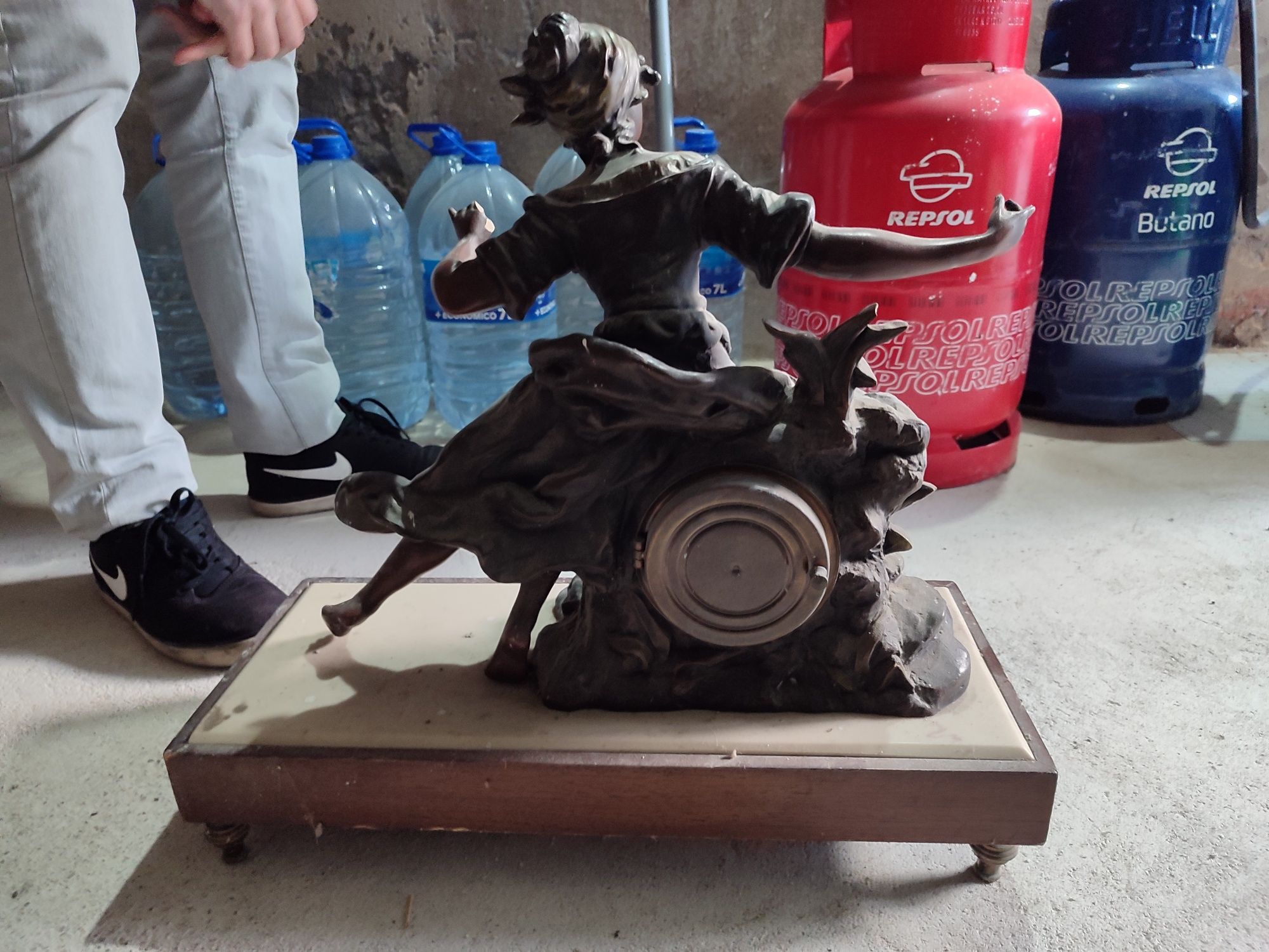 Vendo 2 relógios com estatua vintage