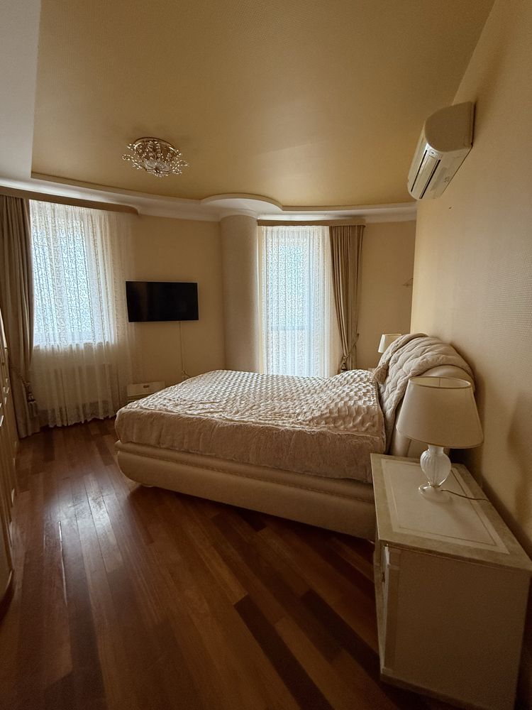 Продам 3х комн.квартиру 117м2,ул.О.Яроша 22,Метро Ботанический Сад