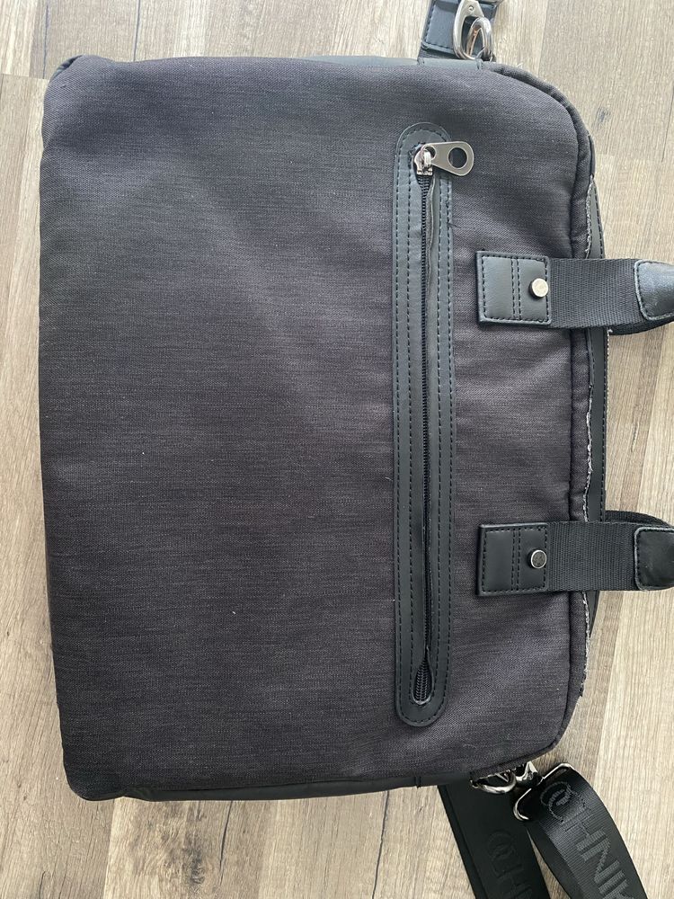 Czarna torba na laptopa marki Ochnik