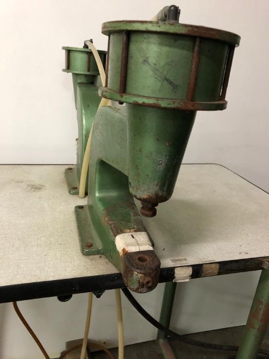 Máquina pneumática ilhós / molas / botões