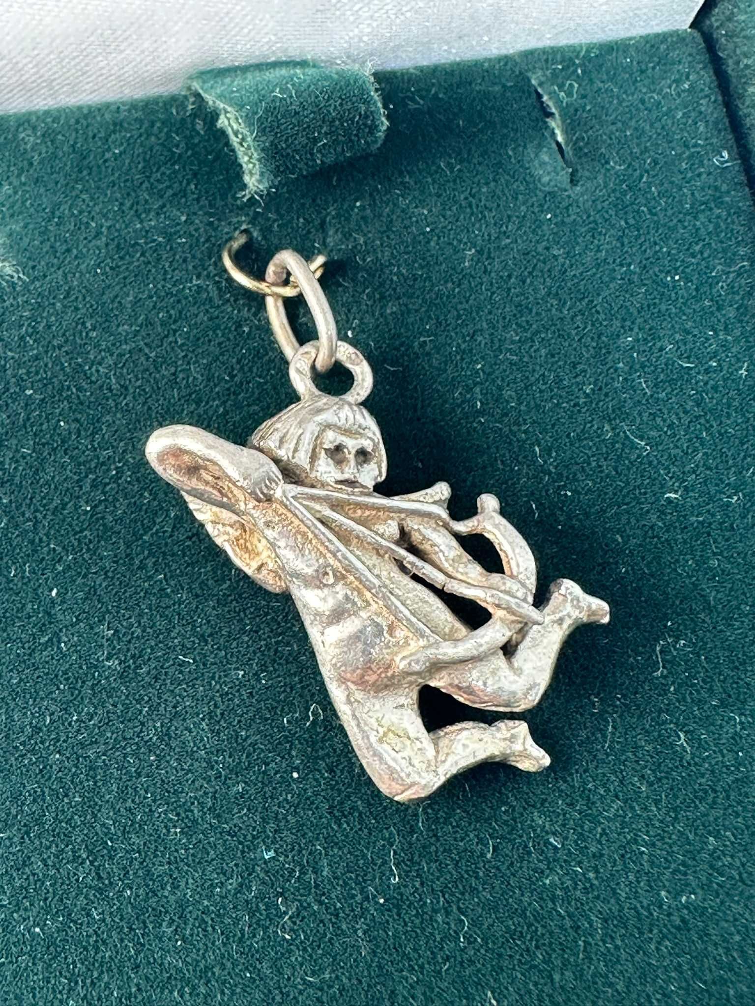 Srebrna zawieszka strzelec 1,5 x 2 cm