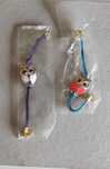 Pulseiras jovens com símbolos
