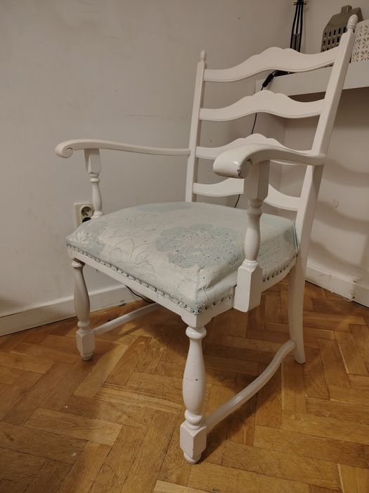 Drewniany fotel, tapicerka do wymiany