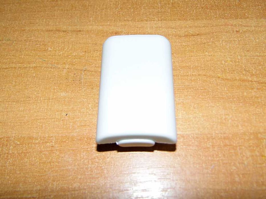 Klapka/Koszyczek na baterie do pada XBox 360 Czarny i biały