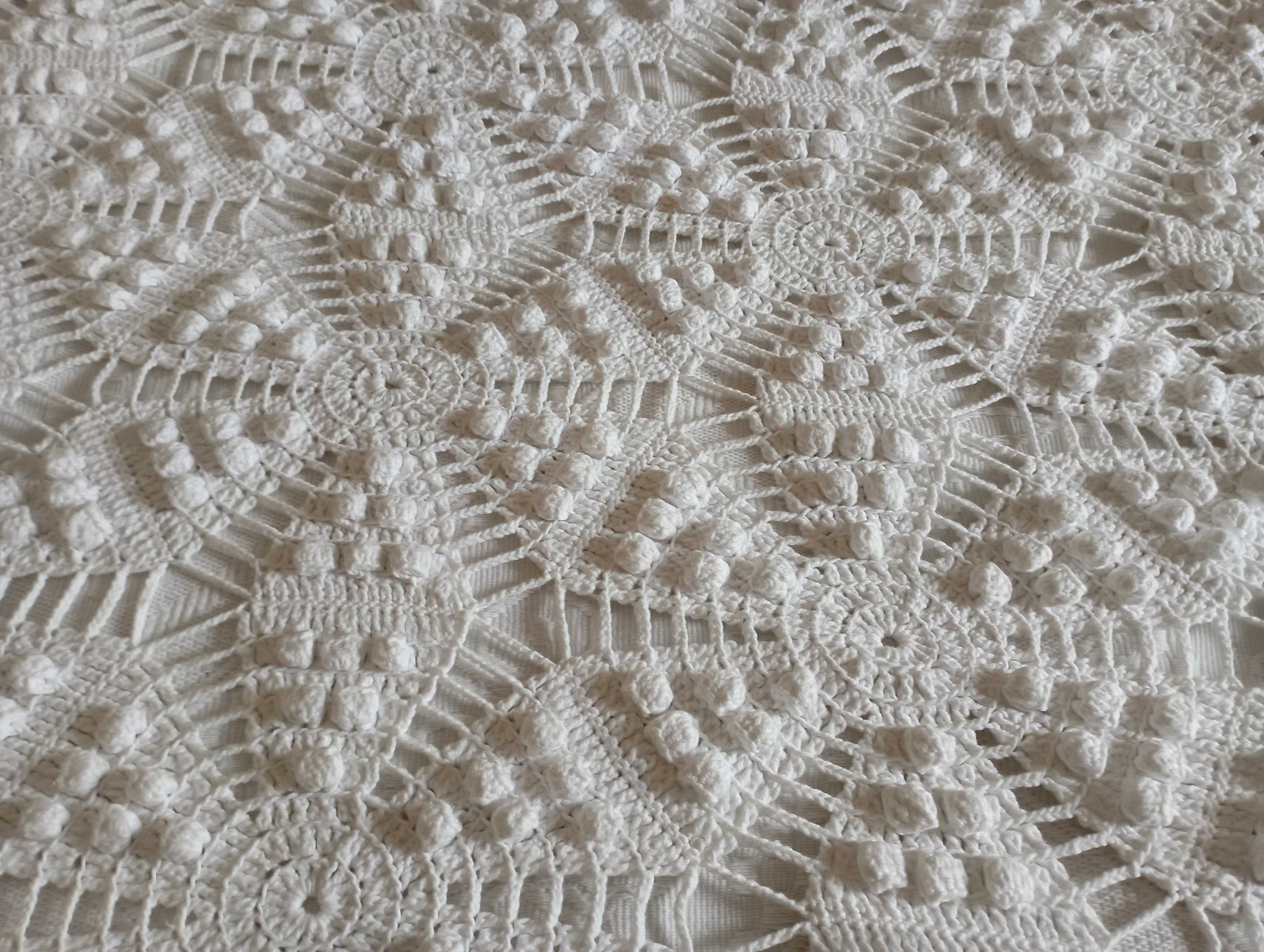 Colcha em crochet feita com algodão branco