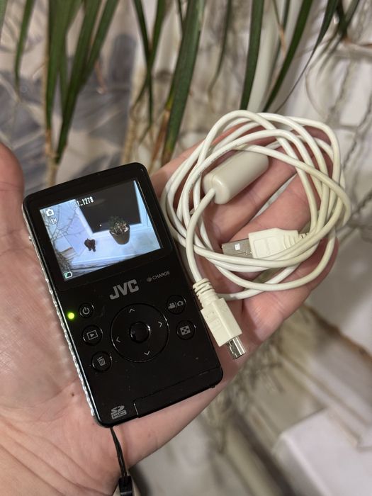 JVC PICSIO GC-FM1: карманная FullHD-камера