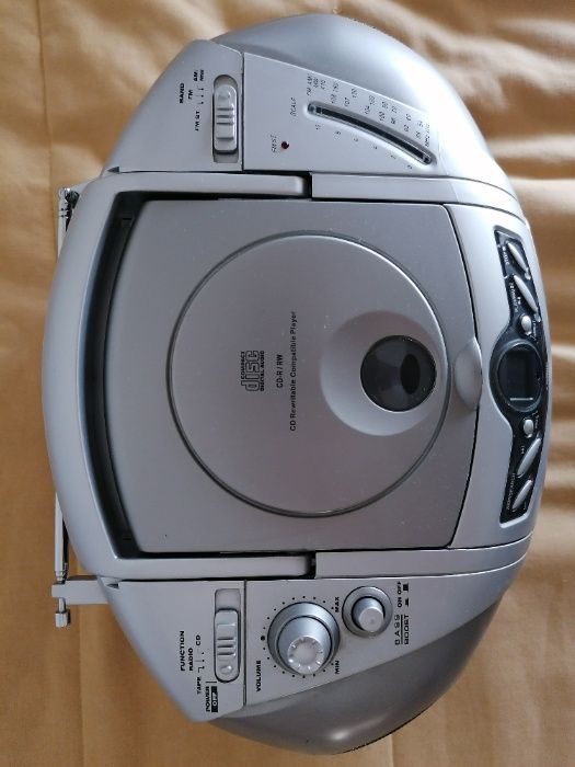 Rádio com leitor de CD e cassete