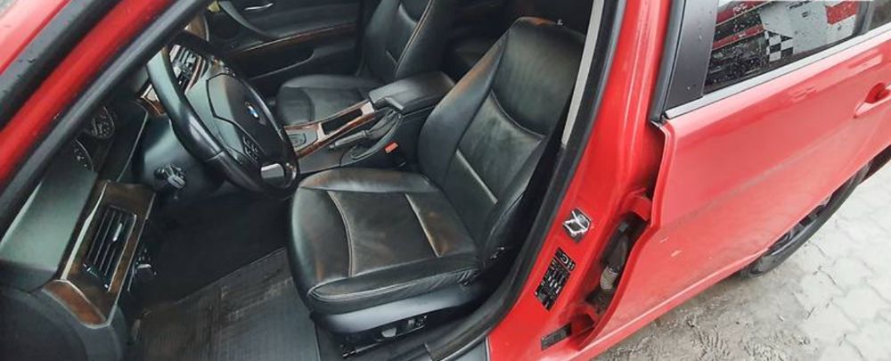 Яскраве авто BMW Е90
