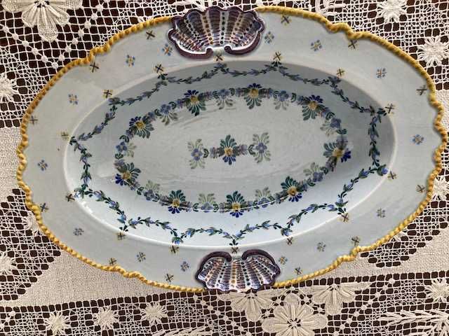 Travessa muito antiga de serviço de jantar de louça do Carvalhinho