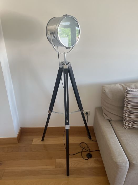 Candeeiro de Pé com estilo Holofote Homa