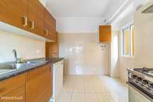 Apartamento T3 C/Logradouro para arrendar em Almada
