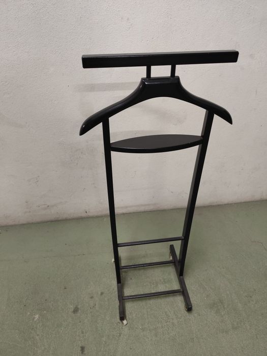 Cabides de pé alto em madeira.