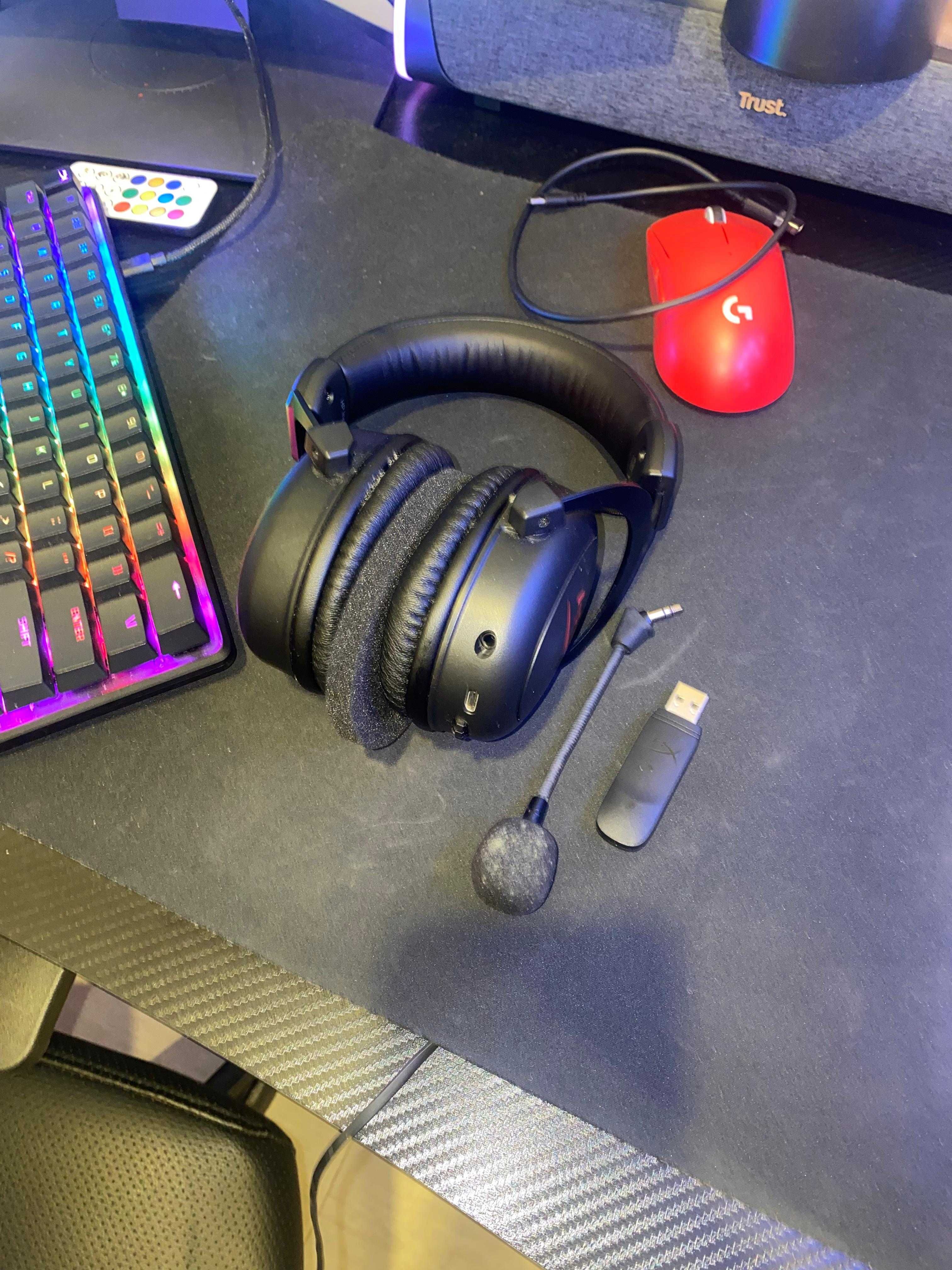 Vendo Tudo (1 ANO DE USO) PC/Mouse/Teclado/Fones/Mesa/Cadeira