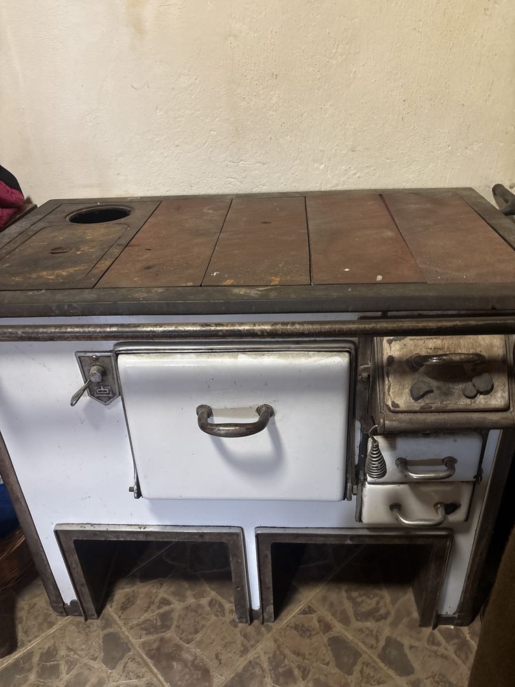 stary kominek z piekarnikiem i kuchenką z 1920 roku