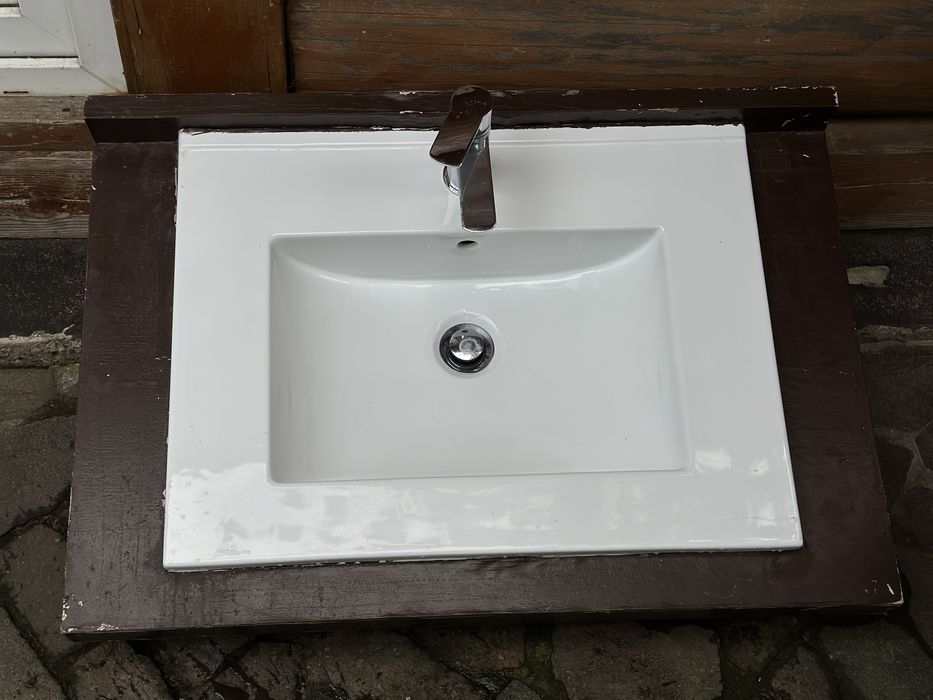 Вмивальник зі змішувачем